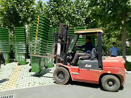 3000只塑料垃圾桶如期到位。